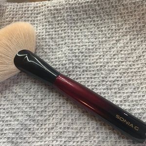 Sonia G - Sculpt One makeup brush
